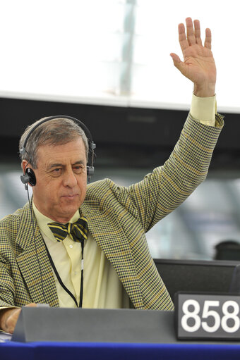 Fotografia 3: Portrait of Francisco SOSA WAGNER during the votes in Plenary Session in Strasbourg - Week 27