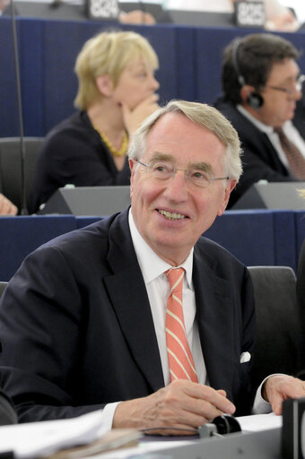 Nuotrauka 1: MEPs in the Hemicycle voting during Plenary Session in Strasbourg - Week 27