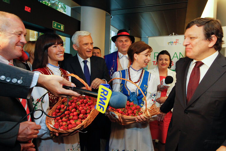 Fotografija 3: Polish strawberries distribution with EP President and Polish Prime Minister