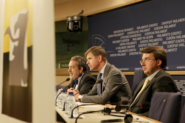 Foto 4: Press conference - Presentation of the book After Belgium - The orderly split-up by Vlaams Belang party members