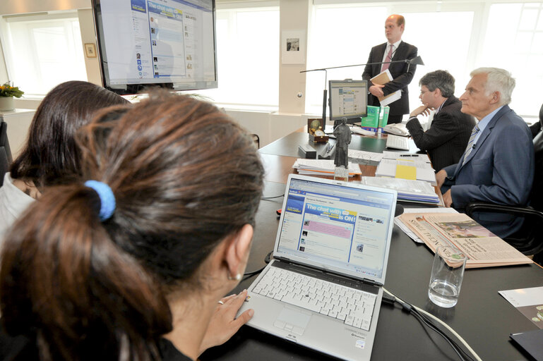 Billede 5: Facebook chat on Polish Presidency with EP President