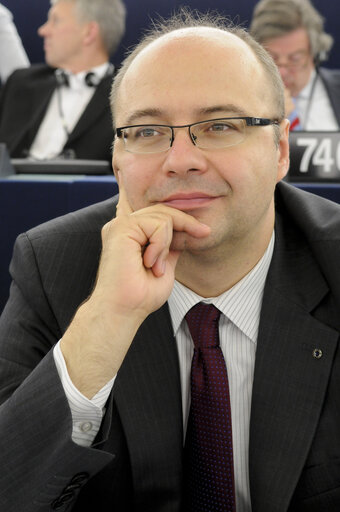 Nuotrauka 20: MEPs in the Hemicycle voting during Plenary Session in Strasbourg - Week 27