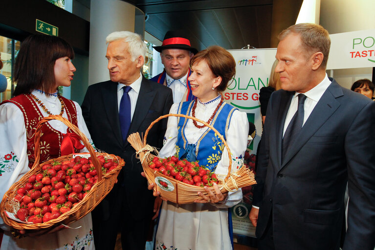 Fotografija 4: Polish strawberries distribution with EP President and Polish Prime Minister