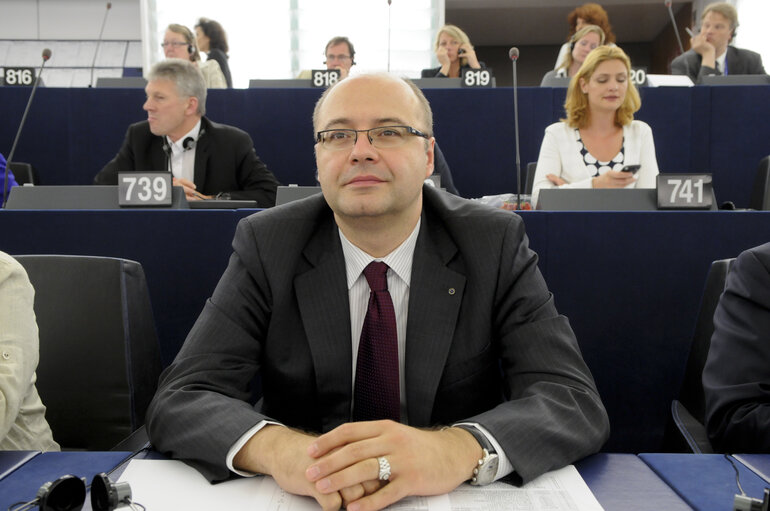 Nuotrauka 21: MEPs in the Hemicycle voting during Plenary Session in Strasbourg - Week 27