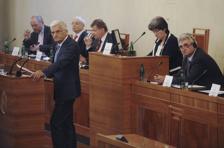 Foto 19: EP President during the conference'' EU Financial Perspective and Priorities of Czech Rep.''