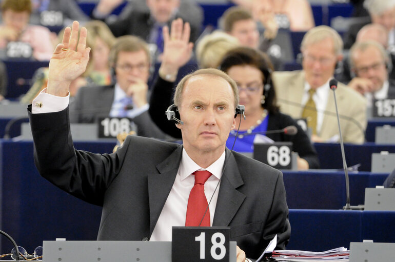 Nuotrauka 11: MEPs in the Hemicycle voting during Plenary Session in Strasbourg - Week 27