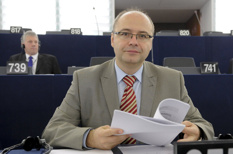 Photo 6: Portrait of MEP Metin KAZAK in the hemicycle