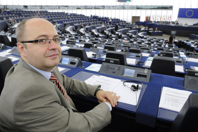 Photo 1: Portrait of MEP Metin KAZAK in the hemicycle