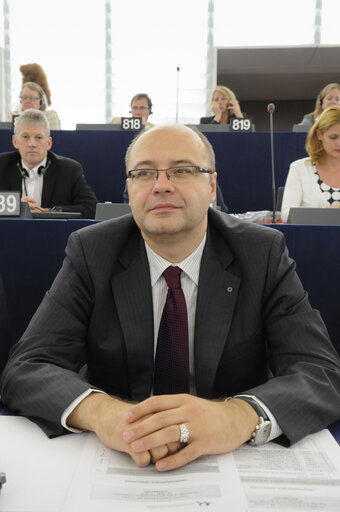 Nuotrauka 22: MEPs in the Hemicycle voting during Plenary Session in Strasbourg - Week 27