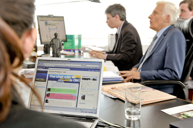 Billede 1: Facebook chat on Polish Presidency with EP President