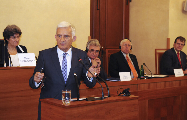 Foto 17: EP President during the conference'' EU Financial Perspective and Priorities of Czech Rep.''