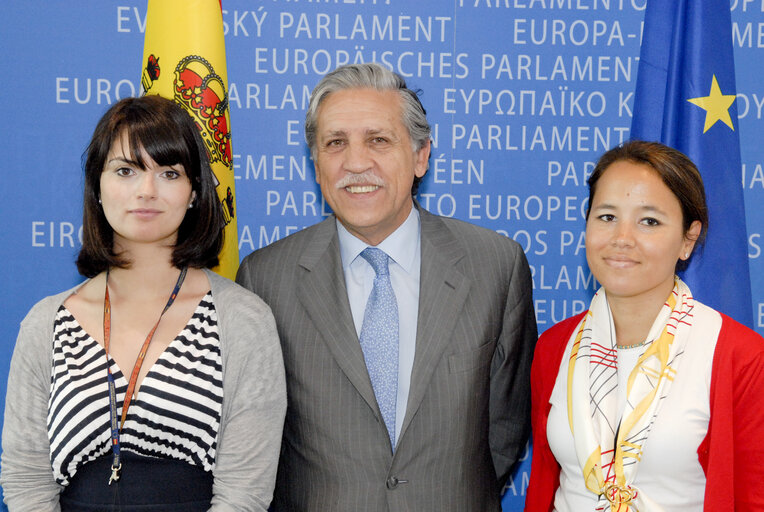 Foto 13: Signature LEX Président du Parlement Européen Jerzy BUZEK et du Secrétaire d'Etat Espagnol des Affaires Européennes Diego LOPEZ GARRIDO