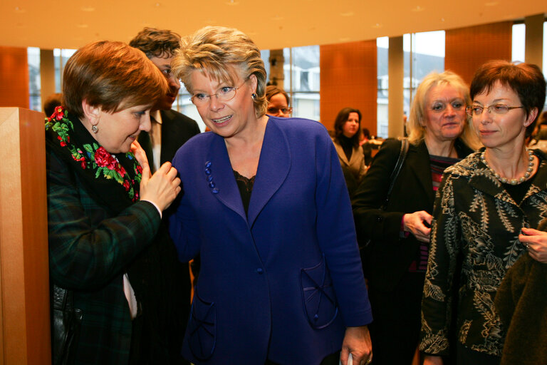 Fotó 22: Press-point following Viviane REDING Hearing- Point-presse de Viviane REDING suite à son Audition