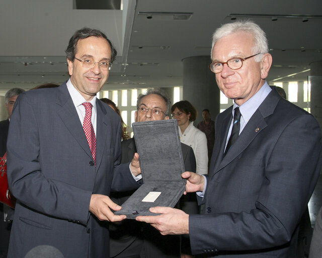 Foto 4: Hans-Gert PÖTTERING, EP President, pays a visit to Greece