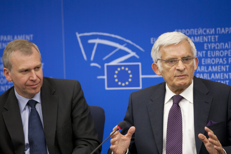 Fotografie 6: President of the European Council Yves Leterme (L) and EP President Jerzy Buzek (R)  during press conference at the european parliement in Strasbourg the 7/07/2010