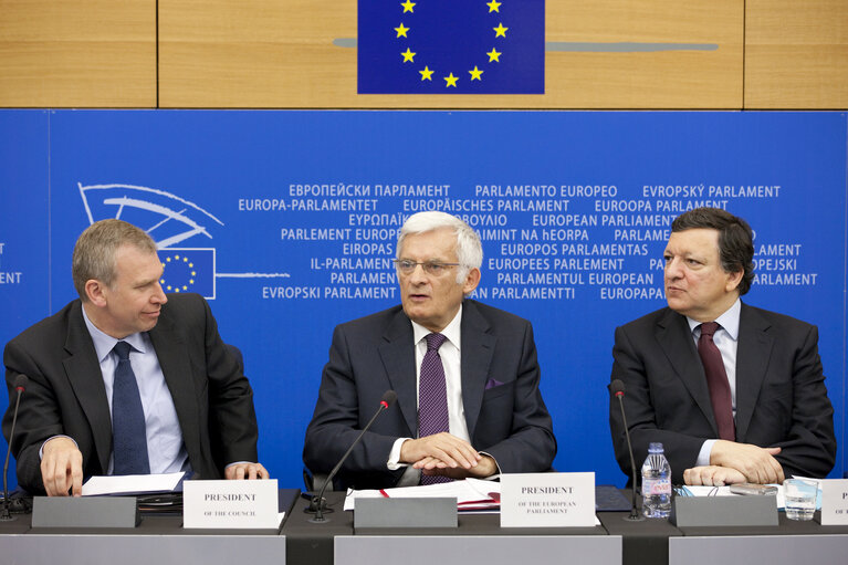 Fotografie 4: President of the European Council Yves Leterme (L) and EP President Jerzy Buzek (M) European Commission President Jose Manuel Barroso (R) during press conference at the european parliement in Strasbourg the 7/07/2010 during press conference at the european parliement in Strasbourg the 7/07/2010