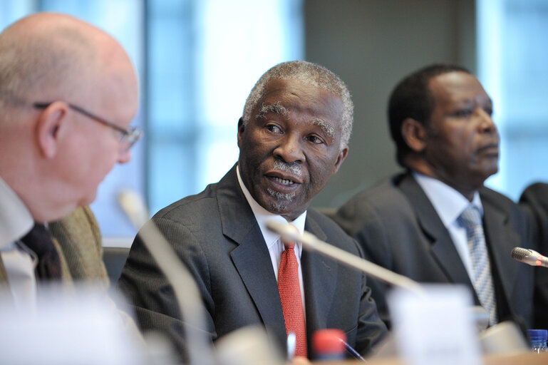 Снимка 26: Commission des affaires étrangères   Échange de vues avec l'ancien Président de l'Afrique du Sud, Thabo  MBEKI, sur les prochaines élections au Soudan    Committee on Foreign Affairs  Exchange of views with Thabo MBEKI, former President of South Africa, on the forthcoming elections in Sudan