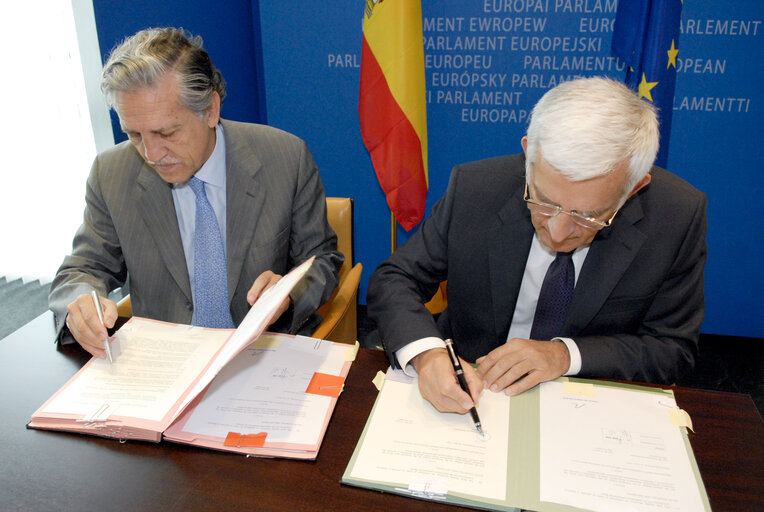 Foto 3: Signature LEX Président du Parlement Européen Jerzy BUZEK et du Secrétaire d'Etat Espagnol des Affaires Européennes Diego LOPEZ GARRIDO