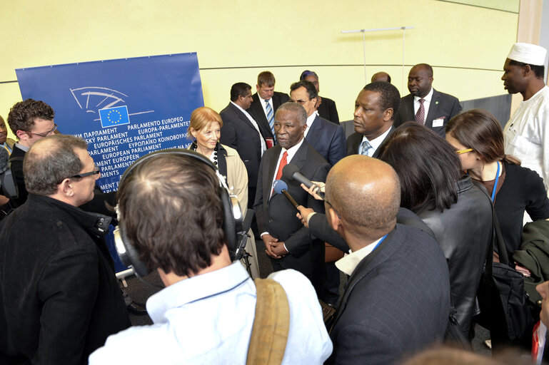 Снимка 5: Commission des affaires étrangères   Échange de vues avec l'ancien Président de l'Afrique du Sud, Thabo  MBEKI, sur les prochaines élections au Soudan    Committee on Foreign Affairs  Exchange of views with Thabo MBEKI, former President of South Africa, on the forthcoming elections in Sudan