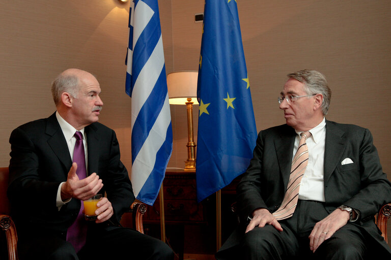 Valokuva 5: The Chairman of the Special Committee on the Financial, Economic and Social Crisis meets with the Greek Prime Minister.