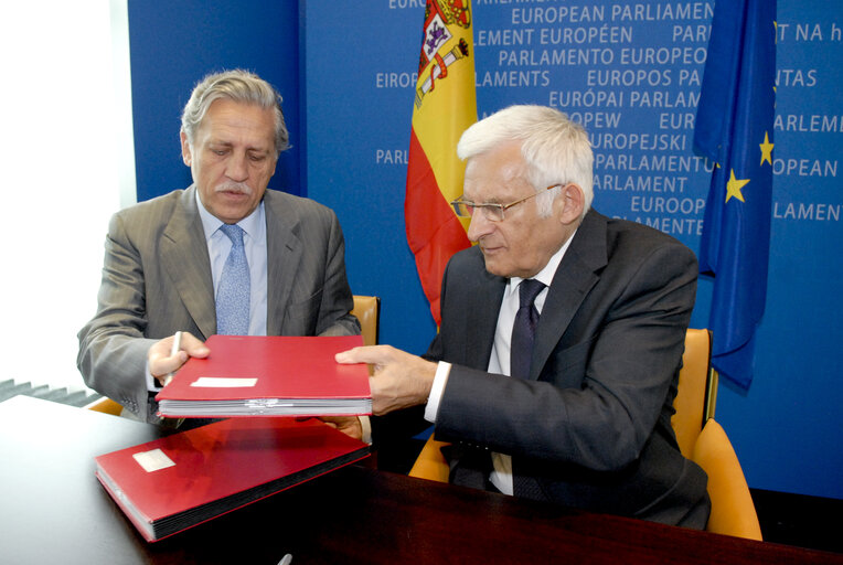 Foto 5: Signature LEX Président du Parlement Européen Jerzy BUZEK et du Secrétaire d'Etat Espagnol des Affaires Européennes Diego LOPEZ GARRIDO