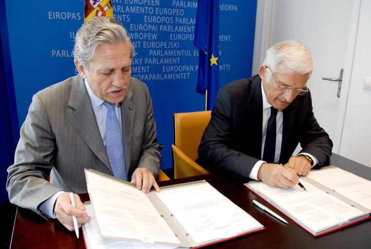 Foto 7: Signature LEX Président du Parlement Européen Jerzy BUZEK et du Secrétaire d'Etat Espagnol des Affaires Européennes Diego LOPEZ GARRIDO