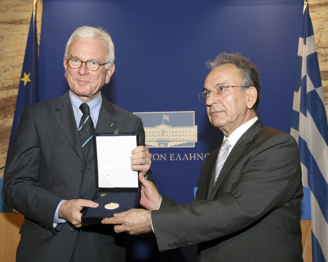 Foto 11: Hans-Gert PÖTTERING, EP President, pays a visit to Greece