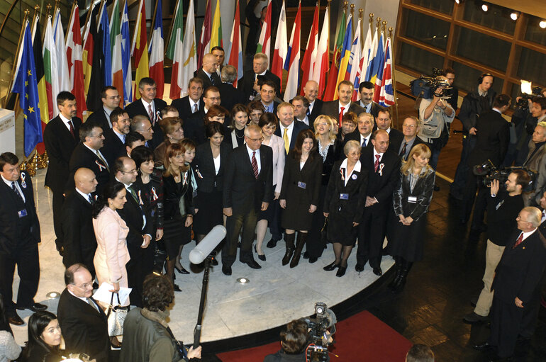 Photo 6: Group picture with the new MEPs from Romania following the enlargement of January 2007