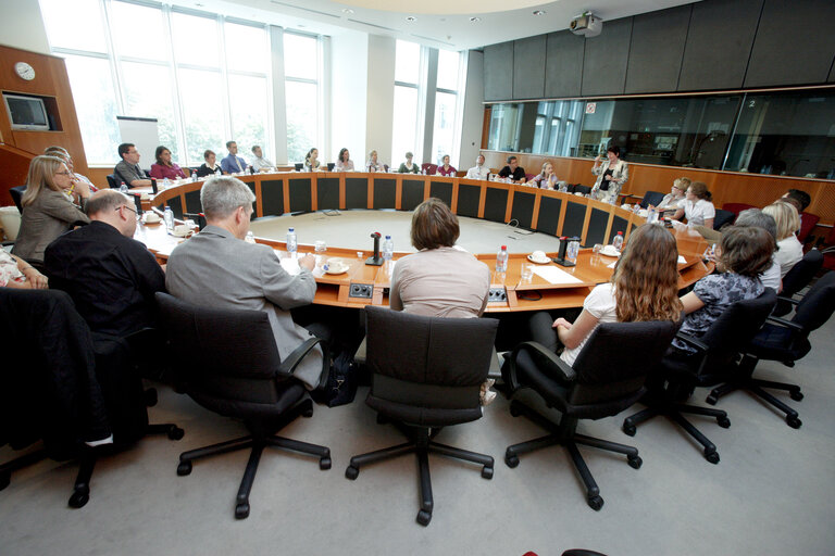 Fotogrāfija 4: MEP Elisabeth Jeggle receives German experts