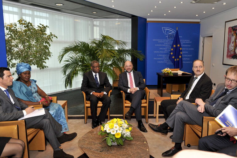 Foto 1: Martin SCHULZ - EP President meets with Denis MUKWEGE, Sakharov Prize 2014 Laureate
