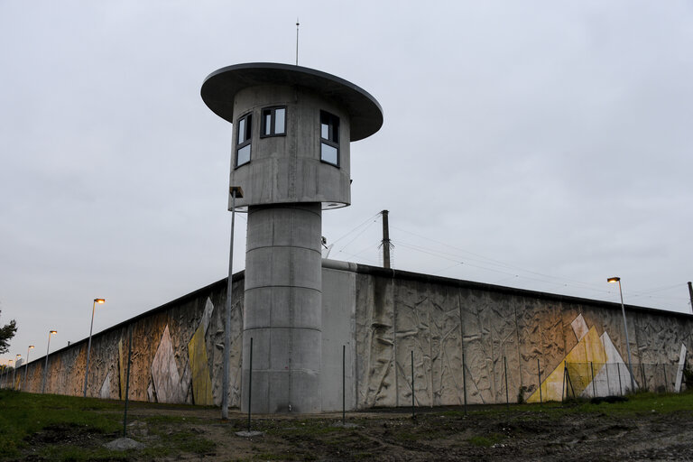 Снимка 2: Outside view of the Strasbourg detention centre.  Watchtower.