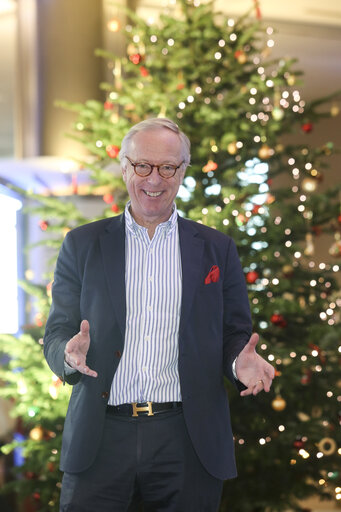 Fotografija 2: MEP Gunnar HOKMARK next to the EP Christmas Tree