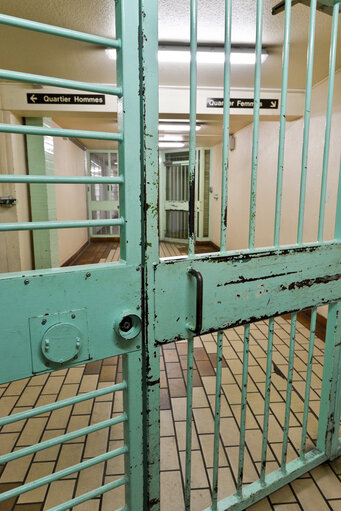 Fotogrāfija 18: Strasbourg detention centre.  Jailhouse corridors.