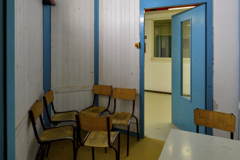 Fotografie 11: Strasbourg detention centre. Visitors room.