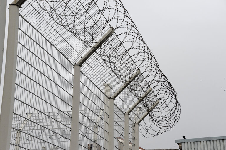 Снимка 11: Strasbourg detention centre.  Barbwire.