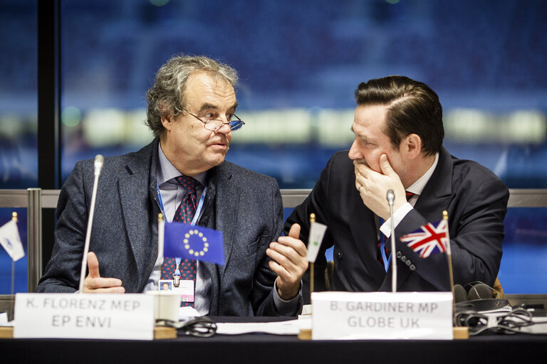 Fotografie 6: Karl-Heinz FLORENZ (EPP) (L) and Globe vice president Barry GARDINER are seen taking part in EU-GLOBE-EC side event: Action in Emerging Economies