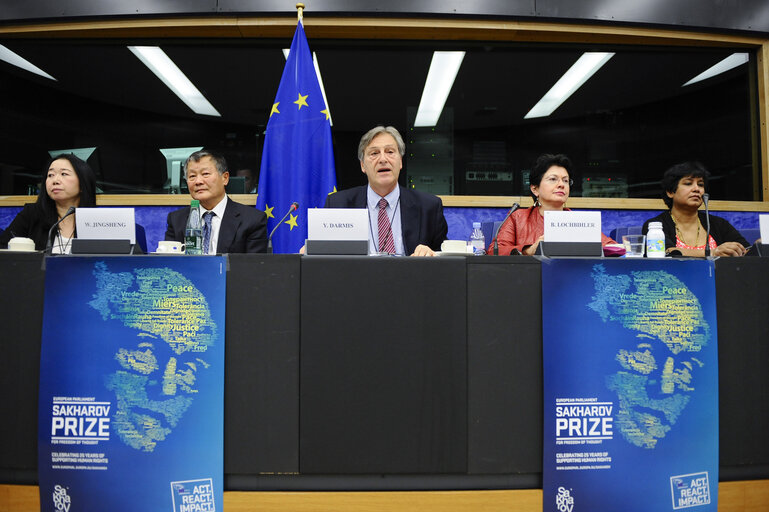 Fotografija 17: Panelists and audience at seminar for journalists of the Sakharov laureates