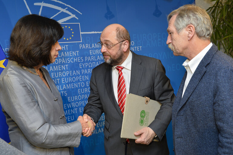 Foto 1: EP President meets MEPS, document handling  Pour une autre Politique Migratoire