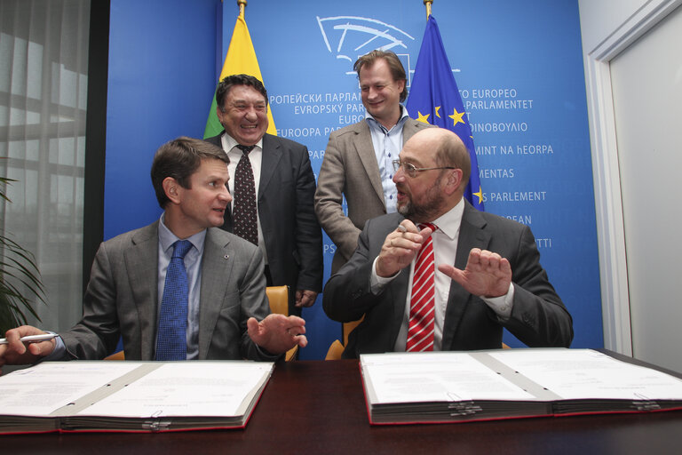 Fotografia 9: Lex signing including: Directive on the recognition of professional qualifications and Regulation on administrative cooperation through the Internal Market Information System