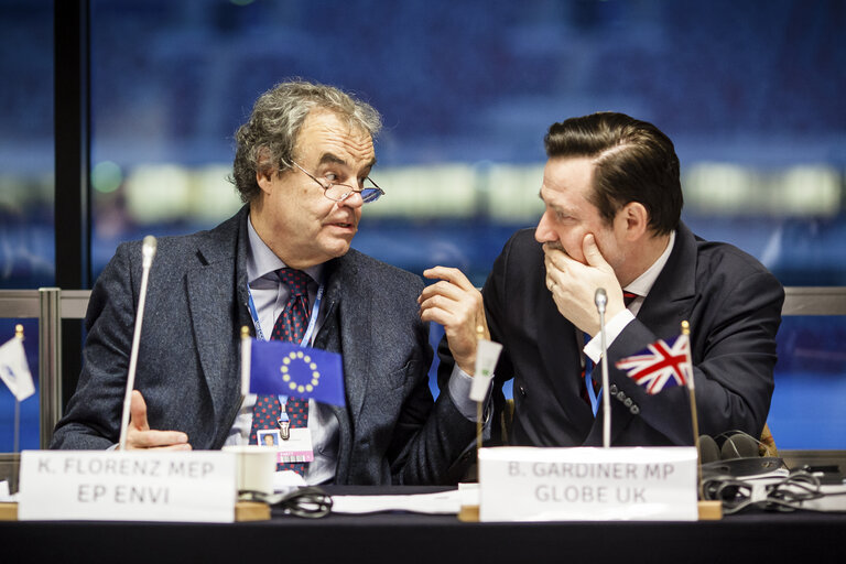 Fotografie 7: Karl-Heinz FLORENZ (EPP) (L) and Globe vice president Barry GARDINER are seen taking part in EU-GLOBE-EC side event: Action in Emerging Economies