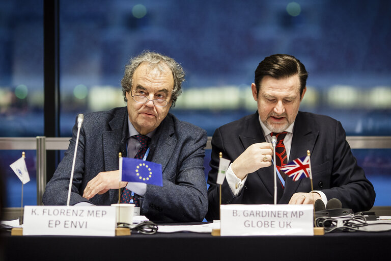 Fotografie 8: Karl-Heinz FLORENZ (EPP) (L) and Globe vice president Barry GARDINER are seen taking part in EU-GLOBE-EC side event: Action in Emerging Economies