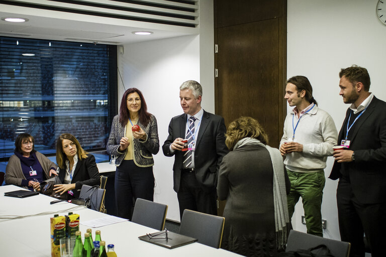 Fotografie 50: POLAND, Warsaw: European Parliament delegation: Amarylli Gersony (L), Elisabetta GARDINI (EPP) (2nd L), Romana JORDAN (EPP) (3rd L), Matthias GROOTE (S&D) (C), Corinne LEPAGE (ALDE) (3rd R - back), Kriton ARSENIS (S&D) (2nd R) and Dan JORGENSEN (S&D) (R) await for the meeting with Beata Jaczewska - Under-secretary of state in the Polish  Ministry of Enviroment