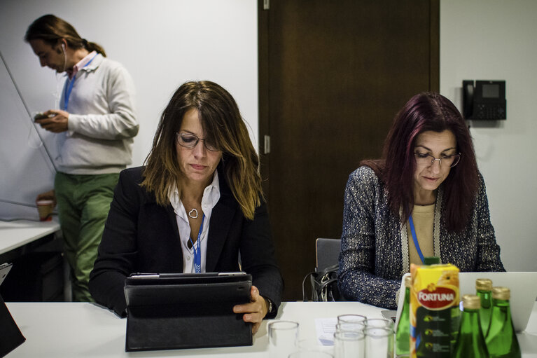 Fotografie 37: POLAND, Warsaw: Elisabetta GARDINI (EPP) (C), Romana JORDAN (EPP) (R) and Kriton ARSENIS (S&D) (L)  await for the meeting with Beata Jaczewska - Under-secretary of state in the Polish  Ministry of Enviroment