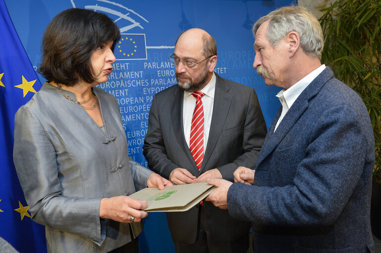 Foto 4: EP President meets MEPS, document handling  Pour une autre Politique Migratoire