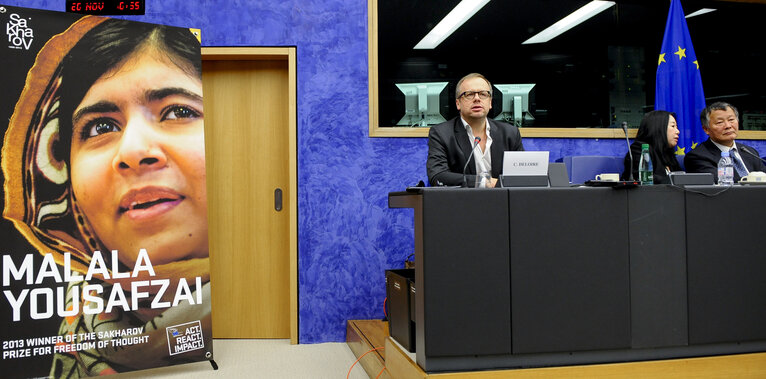 Fotografija 11: Panelists and audience at seminar for journalists of the Sakharov laureates