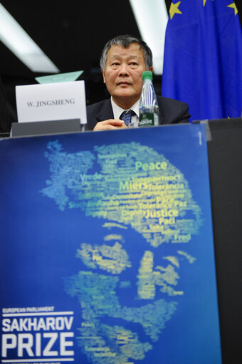 Fotografija 19: Panelists and audience at seminar for journalists of the Sakharov laureates