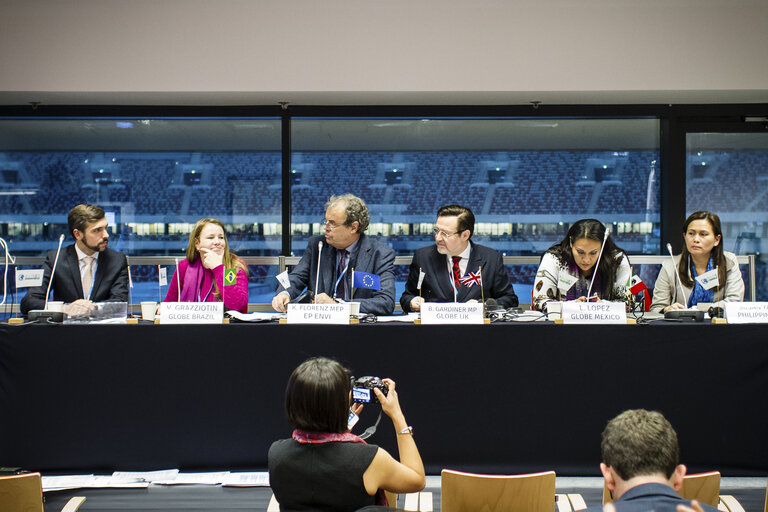 Fotografie 5: Karl-Heinz FLORENZ (EPP) (3rd L) and Globe vice president Barry Gardiner (3rd R) are seen taking part in EU-GLOBE-EC side event: Action in Emerging Economies