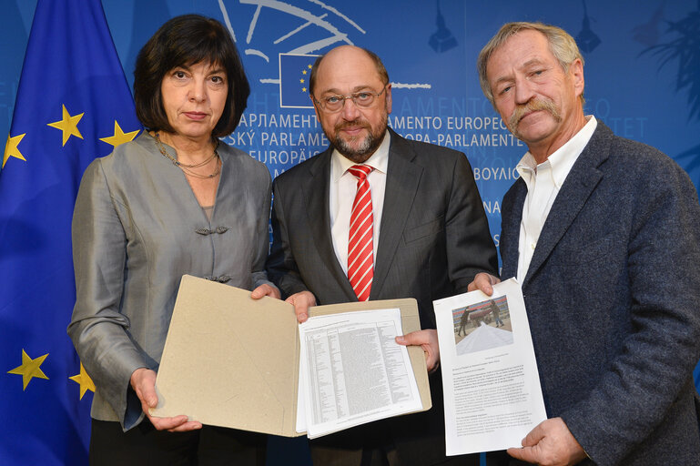 Foto 2: EP President meets MEPS, document handling  Pour une autre Politique Migratoire