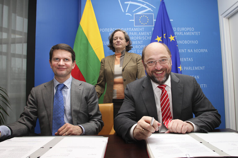 Fotografia 13: Lex signing including: Directive on the recognition of professional qualifications and Regulation on administrative cooperation through the Internal Market Information System