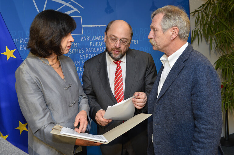 Foto 5: EP President meets MEPS, document handling  Pour une autre Politique Migratoire